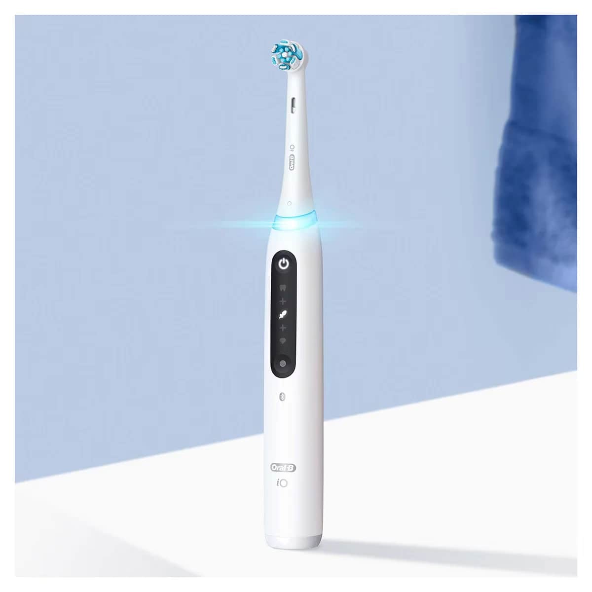 فرشاة أسنان قابلة للشحن بيضاء من أورال-بي Io5 Oral-B