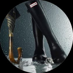 Regenschirme und Regenbekleidung