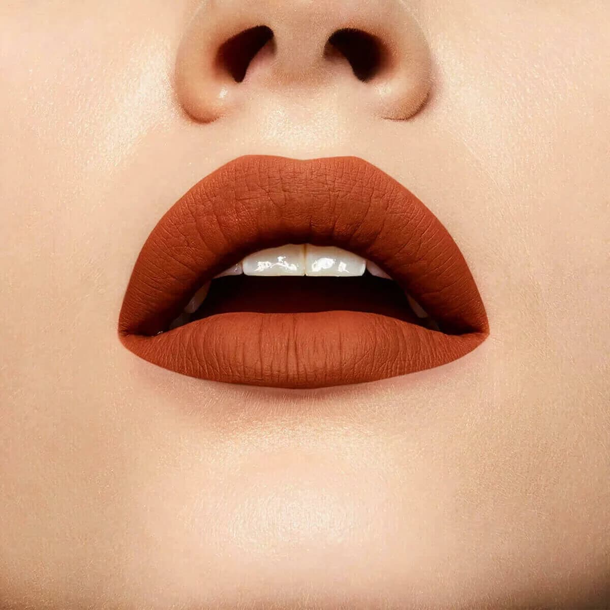 Maybelline أحمر شفاه سائل مطفي سوبر ستاي مات إنك سيتي إديشن من مايبيلين نيويورك، رقم 135، لون جلوب تروتر