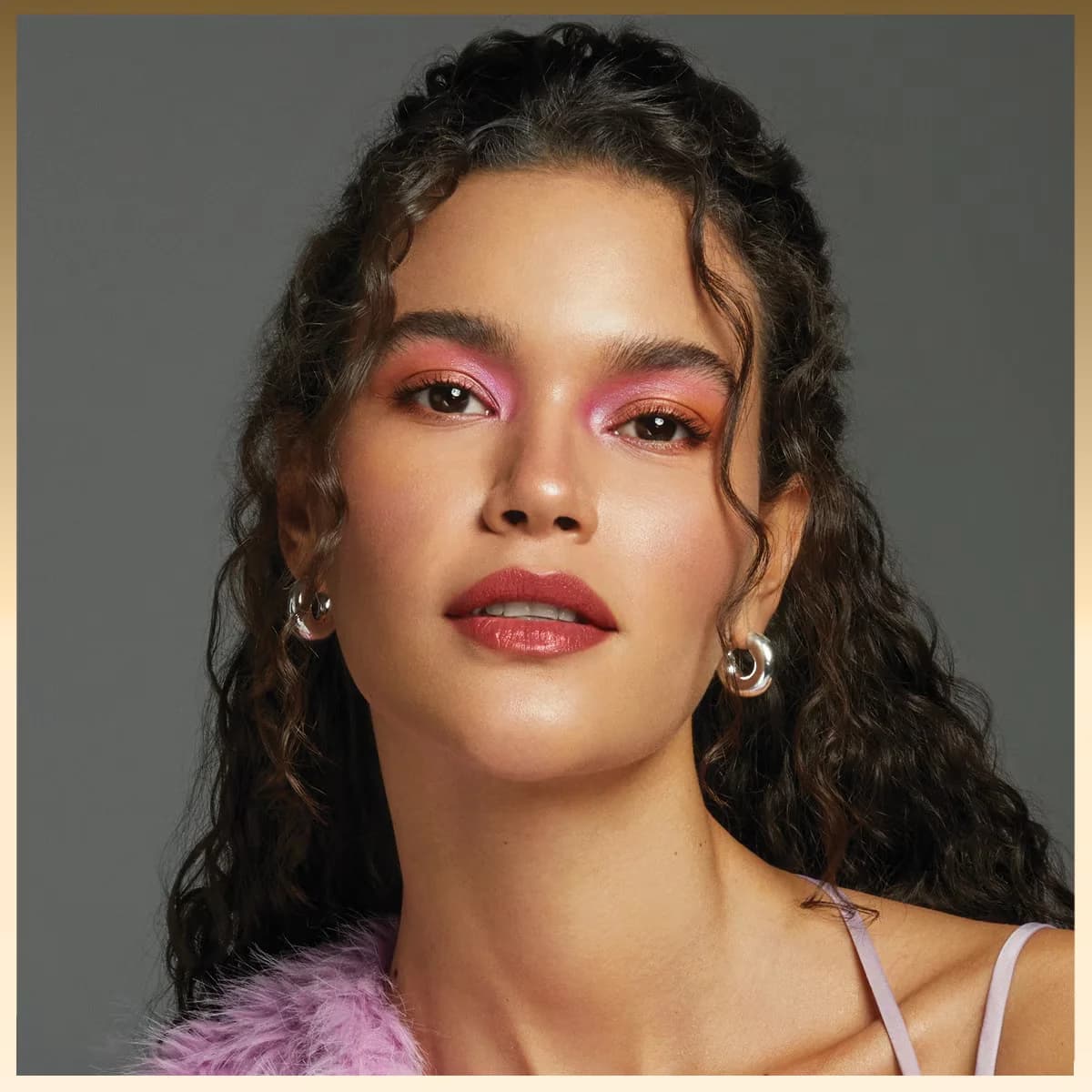 Note Iconic Sheer Lippenstift 210 Alluring - Feuchtigkeitsspendender roter Glanz