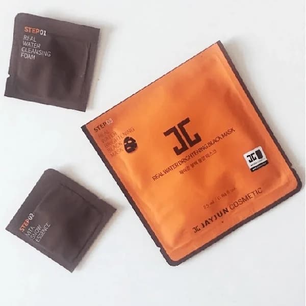 Чёрная маска для лица Real Water от Jigiwon