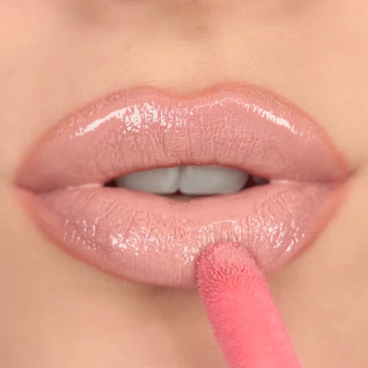 Глосс для губ Revolution Pout Bomb Плumping Канди