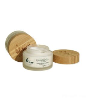 نقدم لكم كريم التفتيح الليل بأملاح البحر الميت من ناتشورال جلو 50 مل | Natural Glow، الحل للحصول على بشرة أكثر إشراقًا وإشراقًا. تم تصميم هذا الكريم الليلي المصنوع من أملاح البحر الميت القوية لتغذية بشرتك وتفتيحها بعمق أثناء النوم.