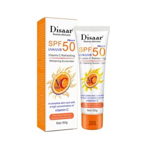 نقدم لكم كريم واقي شمس 50 SPF وتبييض البشرة مع فيتامين سي من ديسار 50 جم | Disaar، وهو حل قوي لحماية بشرتك وتفتيحها.