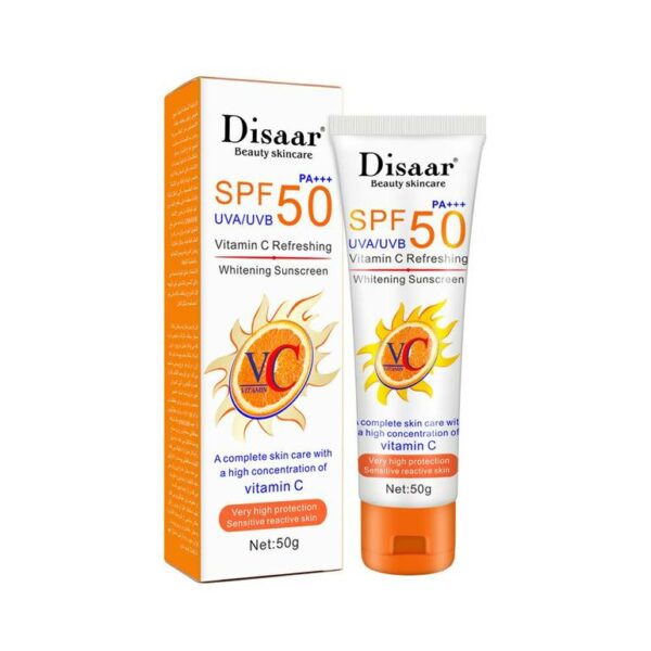 نقدم لكم كريم واقي شمس 50 SPF وتبييض البشرة مع فيتامين سي من ديسار 50 جم | Disaar، وهو حل قوي لحماية بشرتك وتفتيحها.